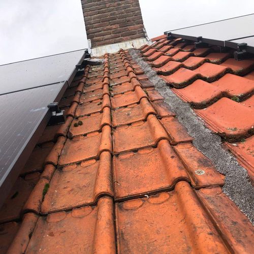 Hellend dak Voerendaal met oude dakpannen